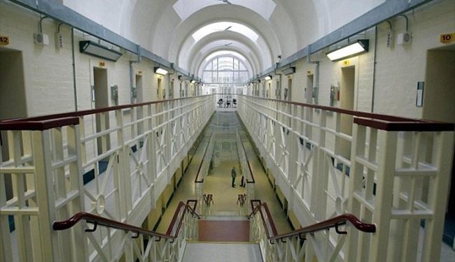 نگهداری زندانیان انگلیس در قفس ، زندان درون زندان