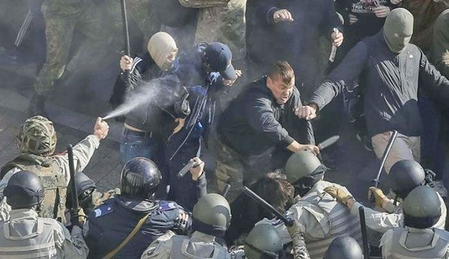 مواجهات امام البرلمان الاوكراني تخلف 90 جريحا من عناصر امنية