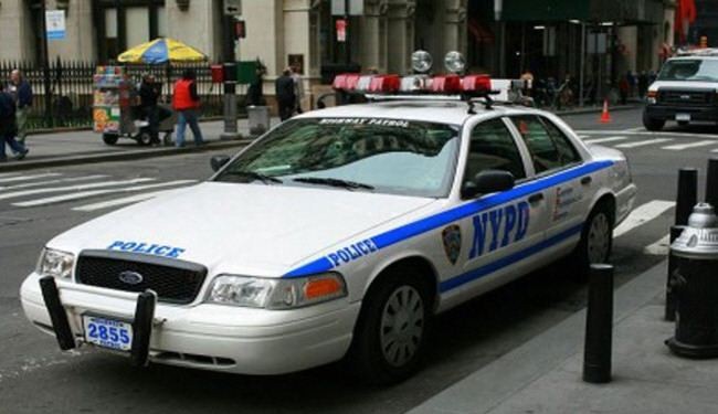 امرأة تسرق سيارة شرطة وزوجها مكبل بداخلها