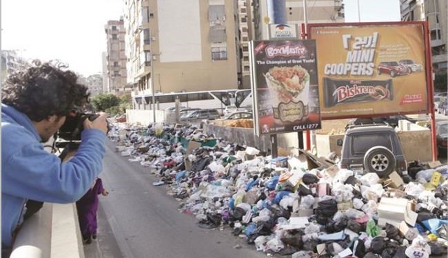 ناشطون لبنانيون يغلقون مداخل وزارة البيئة بالنفايات، والسبب ..