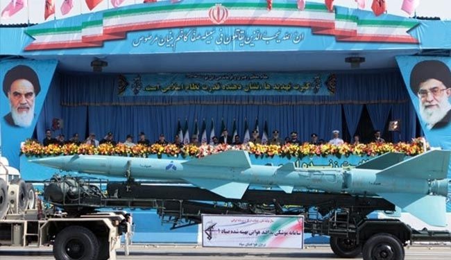 بالصور.. القوات المسلحة الايرانية تستعرض صواريخ بالستية