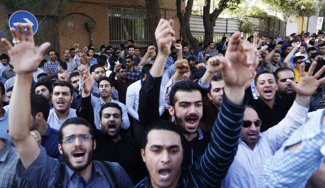 بالصور.. تجمع احتجاجي امام السفارة السعودية بطهران