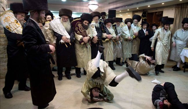 بالصور.. رقصات غريبة لرجال دين يهود تنتهك الأقصى