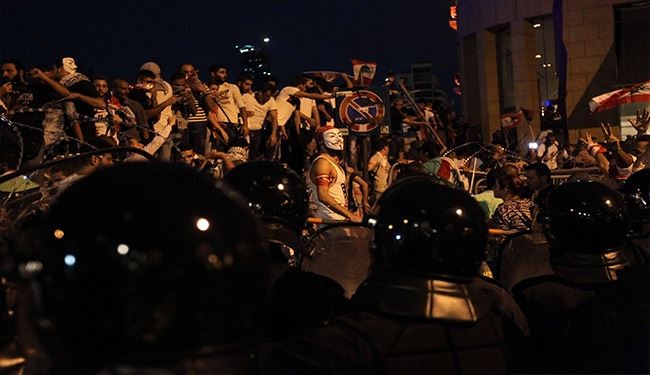 عشرات الاصابات بين عناصر الأمن والمتظاهرين في بيروت