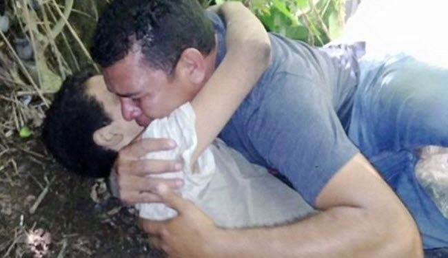 صور مؤثرة لأب يحتضن ابنه الجريح بعد....