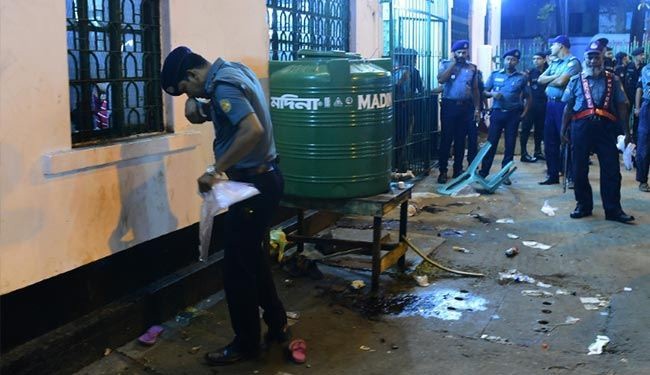 استشهاد  فتى واصابة 80 شخصا في تفجير استهدف حسينية في دكا