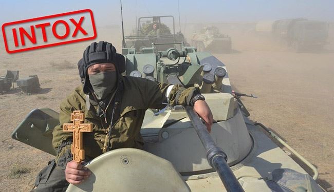 ماحقيقة صورة الجندي الروسي وهو يحمل صليبا؟