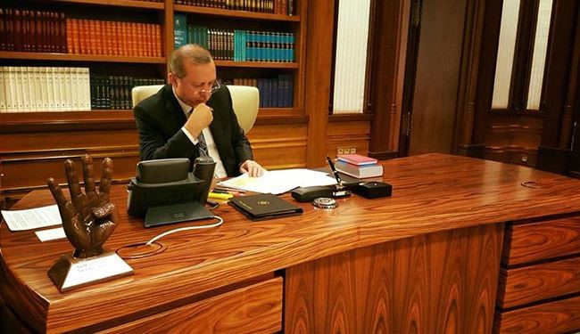 أردوغان يزين مكتبه الرئاسي بشعار 
