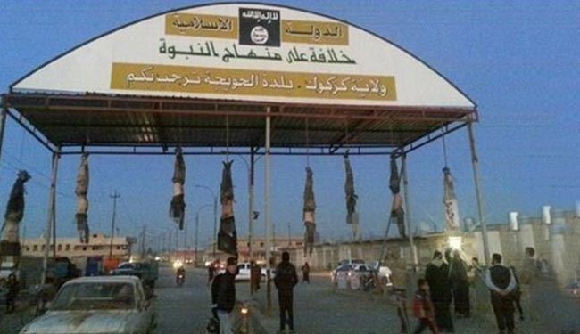 داعش ده نفر را اعدام و از تیر برق آویزان کرد