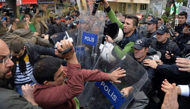 احتجاجات في تركيا بعد اعتقال صحافيين بتهم 