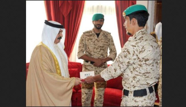 ملك البحرين يمنح جنوده المشاركين بالعدوان على اليمن أوسمة تقديرية!