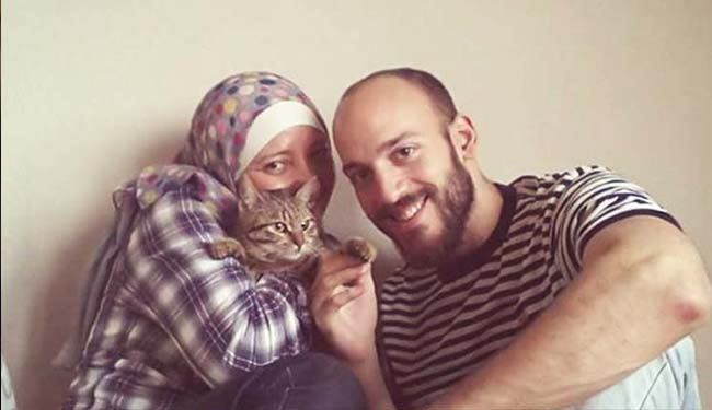 قطة لاجئ سوري تحصل على جواز أوروبي قبل صاحبها +صور