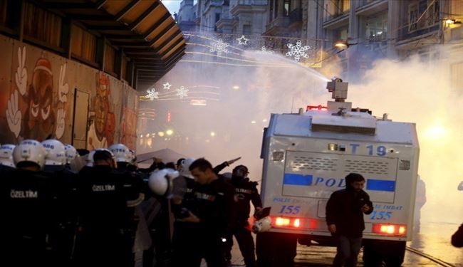 پلیس ترکیه با معترضان در استانبول درگیر شد