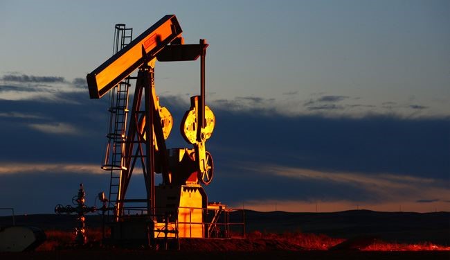 Oil Tumbles 3% after Unexpected US Rise in Stockpiles
