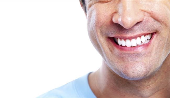 بيض أسنانك بهذا المكون الوحيد الموجود في منزلك بـ 5 دقائق !
