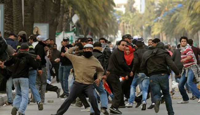 14  Hurt as Tunisia Police Fire Tear Gas at Job-Seeking Protesters
