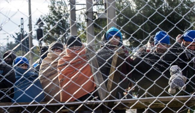 2000 Migrants Cross after Macedonia Reopens Greek Border