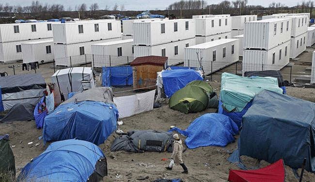 فرنسا تعتزم وضع 1000 مهاجر بمخيم كاليه في 