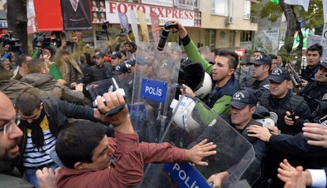 اشتباك بين الشرطة ومتظاهرين مؤيدين للاكراد في اسطنبول