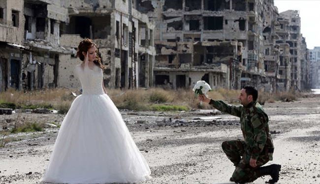 عروس و داماد سوریه ای درمیان خرابه های حلب+تصاویر
