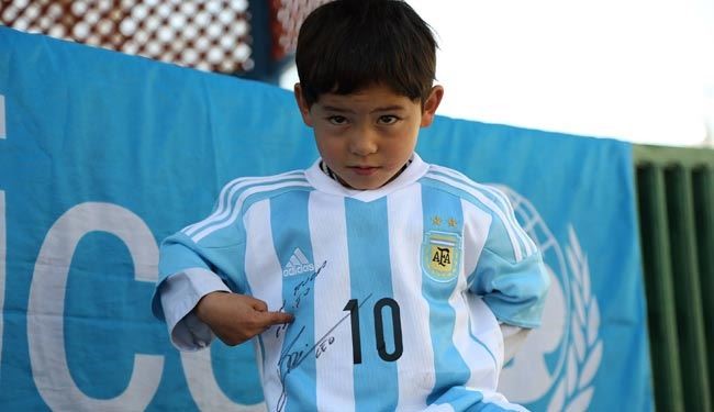 کودک افغان لباس مسی را به تن کرد + عکس