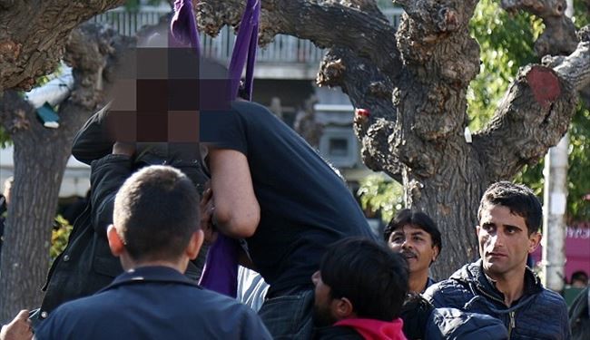 PICTURED, Desperate Refugees Try to Hang Themselves in Athens Square