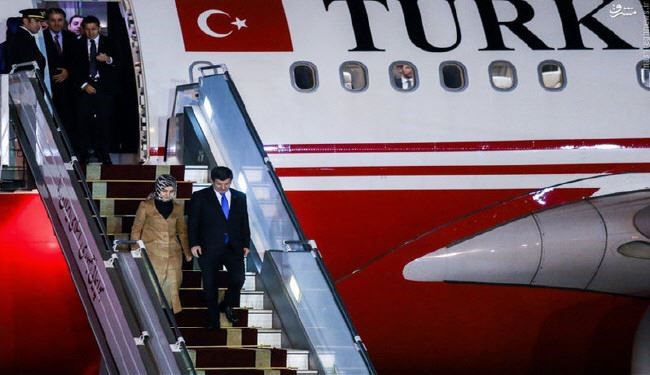بالصور؛ رئيس وزراء ترکيا يصل طهران