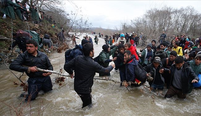 Hundreds of Migrants Cross Greece Border, Enter Macedonia