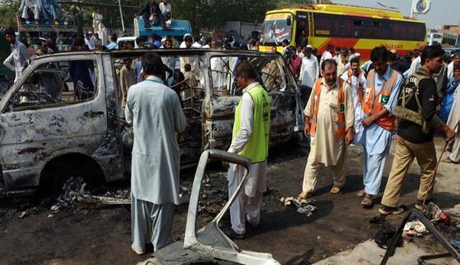 مقتل وجرح العشرات بانفجار حافلة في بيشاور الباكستانية