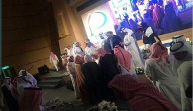 اقتحام مسرح وسط الرياض بصيحات 