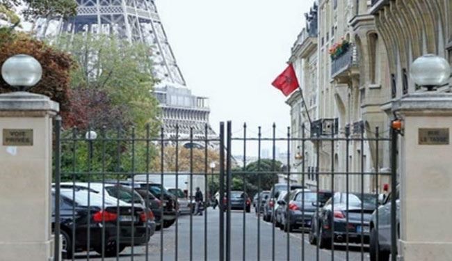 رأسا خنزيرين على أسوار منزل السفير المغربي في باريس