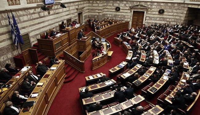 البرلمان اليوناني يعتمد قانونا يسهل إعادة المهاجرين إلى تركيا