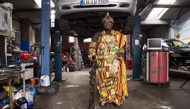 بالصور.. يصلح السيارات في ألمانيا ويعمل كملك لأفريقيا!