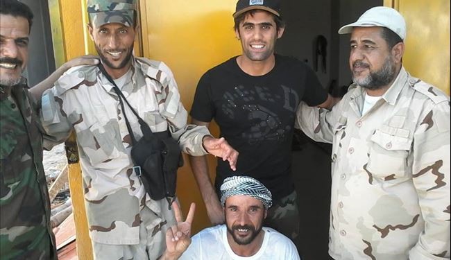 صور.. اللاعب العراقي علاء عبدالزهرة مع قوات الحشد الشعبي