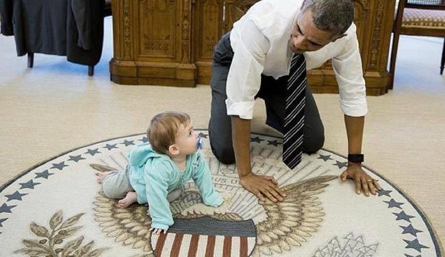 چهاردست و پا رفتن اوباما در کاخ سفید! +عکس