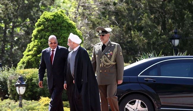 بالصور؛ الرئيس الايراني يستقبل نظيره الجنوب افريقي رسميا