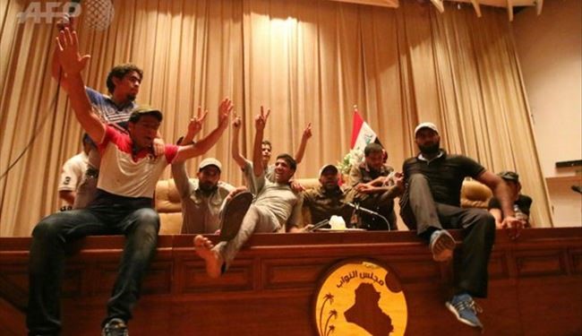 جایگاه هیات رئیسه مجلس عراق؛ زیرپای تظاهرکنندگان +تصاویر