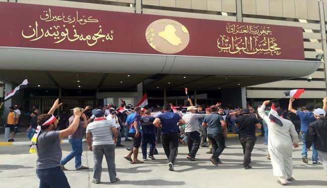 اقتحام البرلمان العراقي .. من يخدم؟