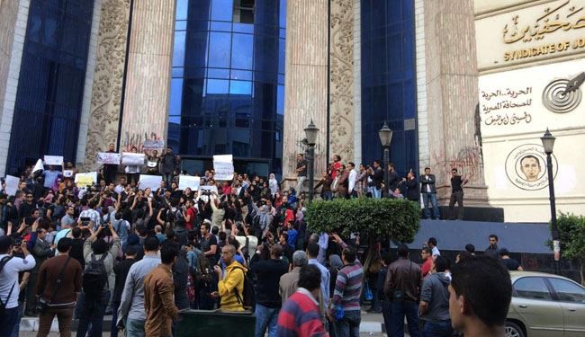 الشرطة المصرية تداهم نقابة الصحافيين وتعتقل صحافيين اثنين