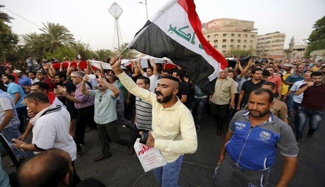 العشرات يتجاهلون تهديدات العبادي ويتظاهرون في بغداد
