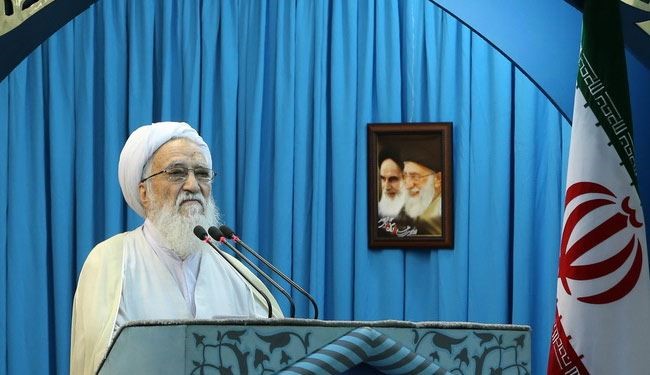 خطيب جمعة طهران: يجب منح اميركا ميدالية لسرقتها ملياري دولار