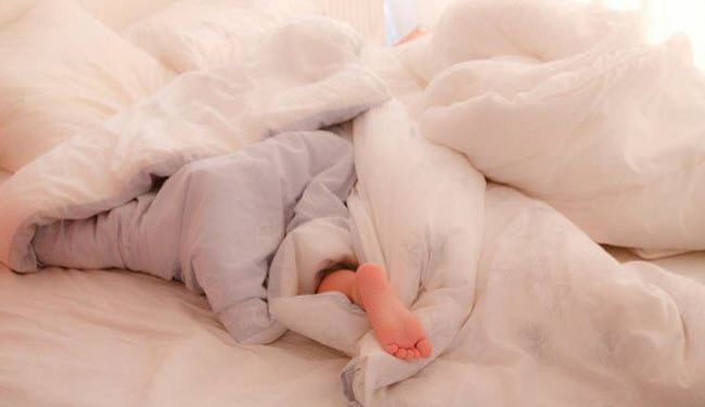 لهذه الأسباب تضع قدميك خارج الغطاء أثناء النوم!