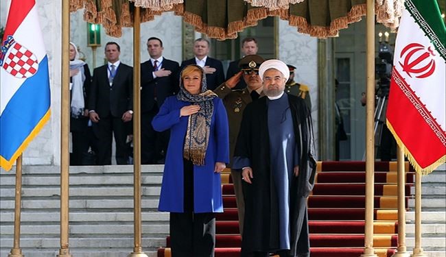 بالصور؛ الرئيس روحاني يستقبل نظيرته الكرواتية بطهران