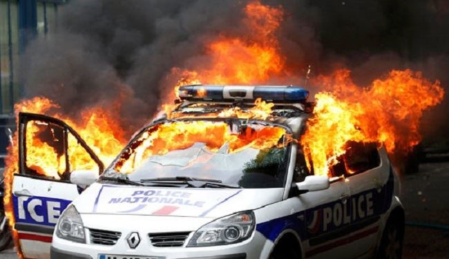 إحراق سيارة شرطة فى تجدد الإشتباكات مع المحتجين بفرنسا