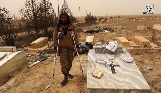 تخریب قبرستان مسیحیان در دیرالزور به دست داعش +عکس