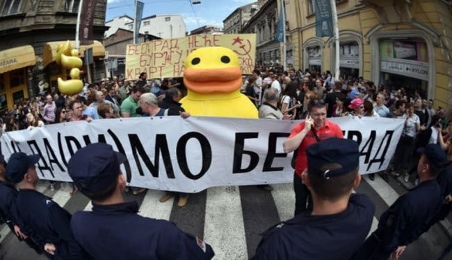 تظاهرات وسخط شعبي في صربيا ضد الامارات، لماذا؟