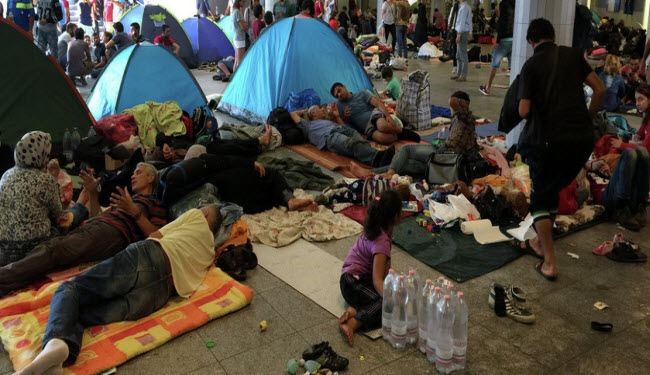 اليونان تنقل 3 آلاف لاجئ لمخازن 