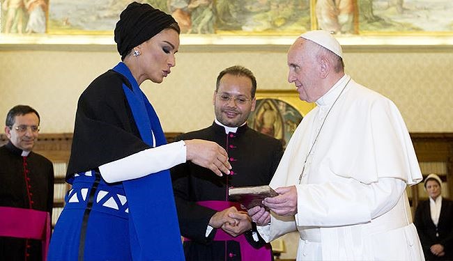 الشيخة موزا تلتقي بابا الفاتيكان؛ ما هي الهدايا المتبادلة؟