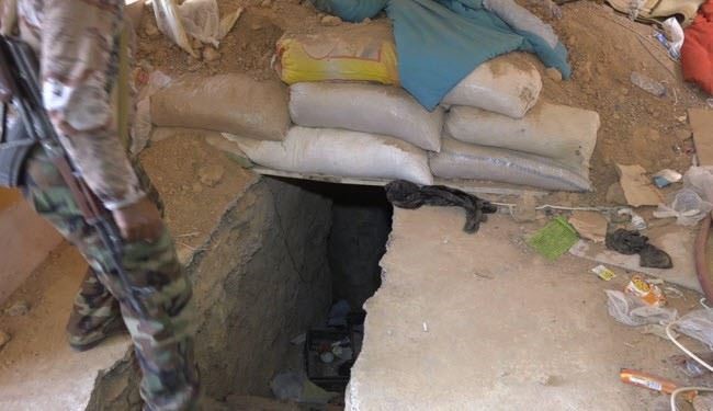 وسایل جا مانده از داعشی‌ها در یک تونل +عکس