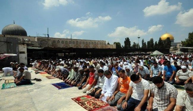 عشرات آلاف الفلسطينيين يصلون في المسجد الاقصى رغم القيود